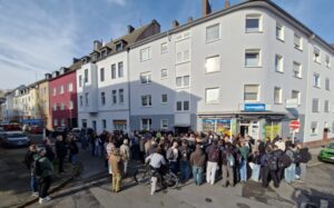 Schüler des Karl-Schiller-Berufskollegs bei der Verlegung Versamelt