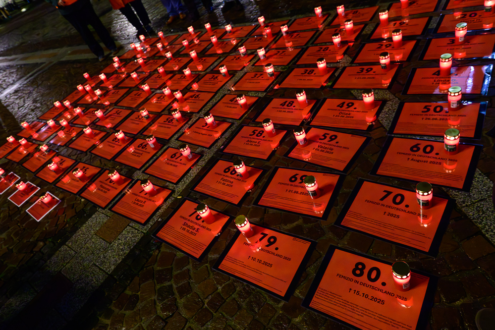 Der-25-November-ist-der-internationale-Tag-gegen-Gewalt-an-Frauen-Zeichen-gegen-Frauen-Hass-Eine-Mahnwache-auf-dem-Friedensplatz-erinnert-an-Femizide