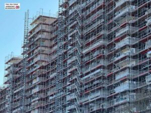 Blick auf die eingerüsteten Hochhäuser