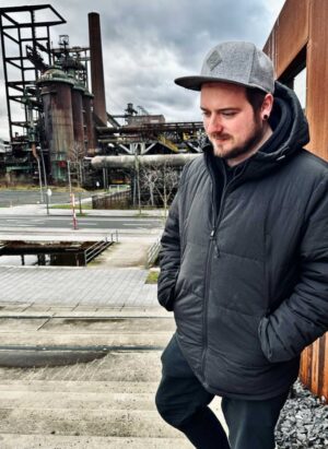 Purple Palms vor Industriekulisse