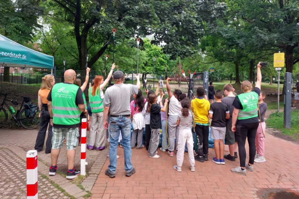 Gruppe von Menschen trifft sich zur Aufräumaktion