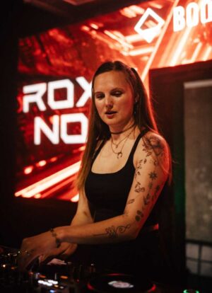 Roxy Nox an den Turntabels