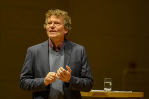 Bild zeigt Prof. Dr. Hartmut Rosa bei seinem Vortrag SLOW Lecture