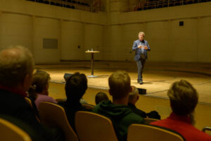 Bild zeigt Prof. Dr. Hartmut Rosa bei seinem Vortrag SLOW Lecture