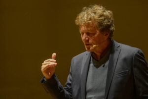 Bild zeigt Prof. Dr. Hartmut Rosa bei seinem Vortrag SLOW Lecture