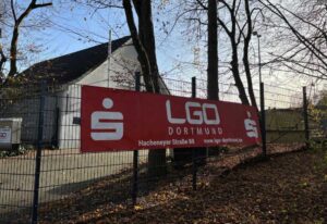 LGO Dortmund Banner vorm Stadtion in Hacheney