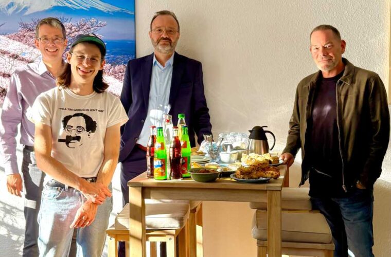 Verantwortliche der Music-Bridge mit Hayden Pedigo