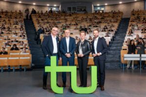 Gruppenbild mit Redner, TU-Rektor, Ministerin und Wilo-Vertreter