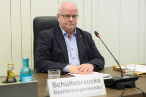 Bild zeigt Volker Schultebraucks der die die Sitzungsleitung übernimmt