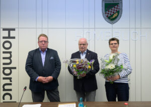 Bild zeigt Nils Berning, Volker Schultebraucks und Katja Wilken, Bezirksbürgermeister und Stellvertret:in