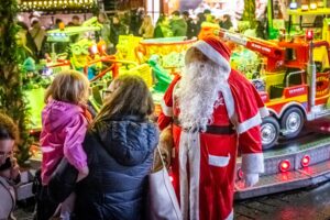 Programm für Kinder auf dem Weihnachtsmarkt. 