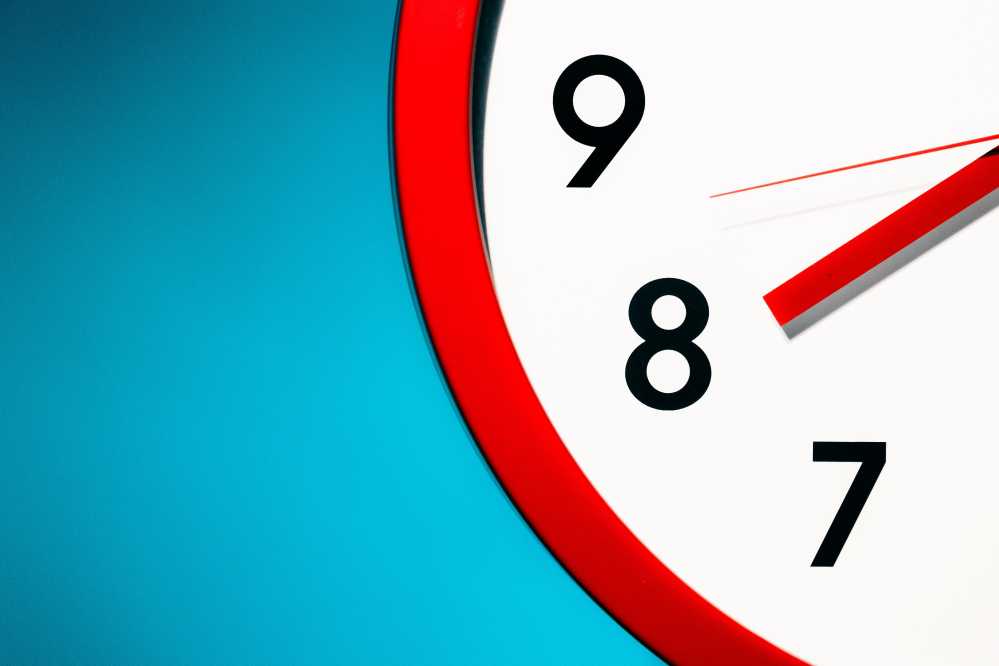 Eine Uhr deren Zeiger auf Acht steht