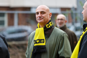 Oberbürgermeister Alexander Kalouti (CDU) mit BVB-Schal.