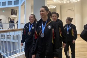 Handball Damen laufen ins Rathaus ein.