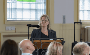 Portrait von Barbara Pense bei ihrer Ansprache.