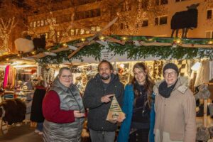 Gewinner:innen vor dem Marktstand