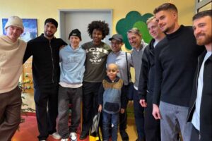 Spieler des BVB besuchen junge Patient:innen