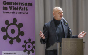 Alexander Kalouti begrüßt die Teilnehmenden