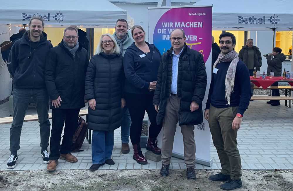 Vertreter:innen von Bethel.regional vor der neuen Einrichtung