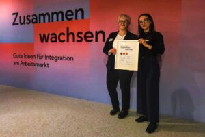 Gewinnerinnen mit Urkunde bei der Veranstaltung