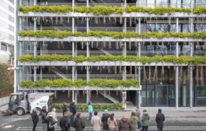 Gebäude mit grüner Fassade