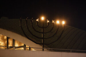 Die Menora auf dem Vordach der Dortmunder Oper.