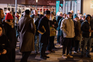 Menschen stehen auf dem Vorplatz.