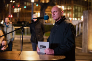 Kalouti am Rednerpult.