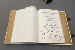 Das goldene Buch der Stadt Dortmund aufgeschlagen mit den Unterschriften der Spielerinnen.