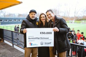 Scheckübergabe am Fußballfeld