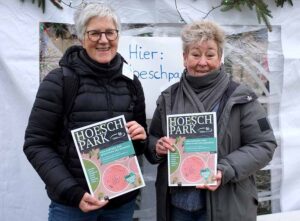 Zwei Frauen halten ein Heft in der Hand