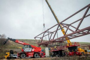 Kran hebt die letzten Brückenteile ein