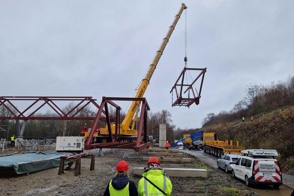 Kran hebt Brückenteile ein