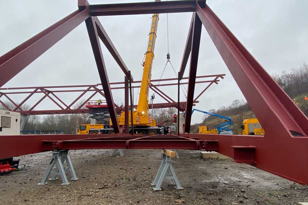 Kran und Brückenteile