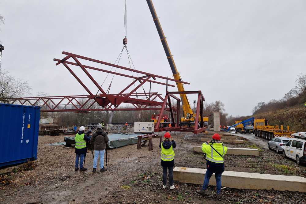 Kran hebt die Brückenteile ein
