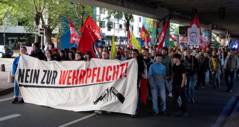 Protest von Schüler:innen gegen die Wehrpflicht