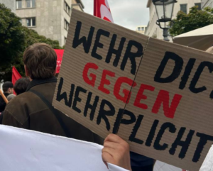 Protest von Schüler:innen gegen die Wehrpflicht