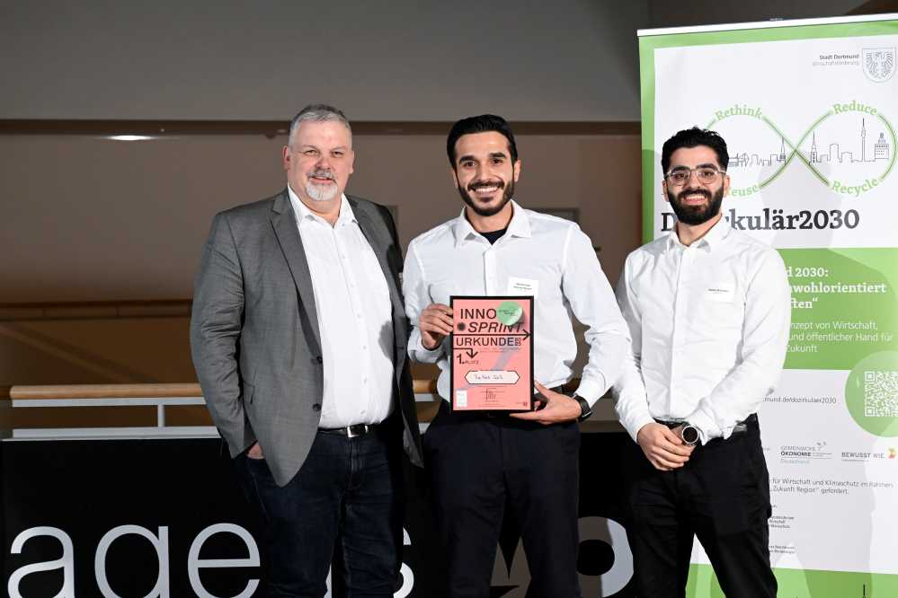 Gewinnerteam mit Urkunde