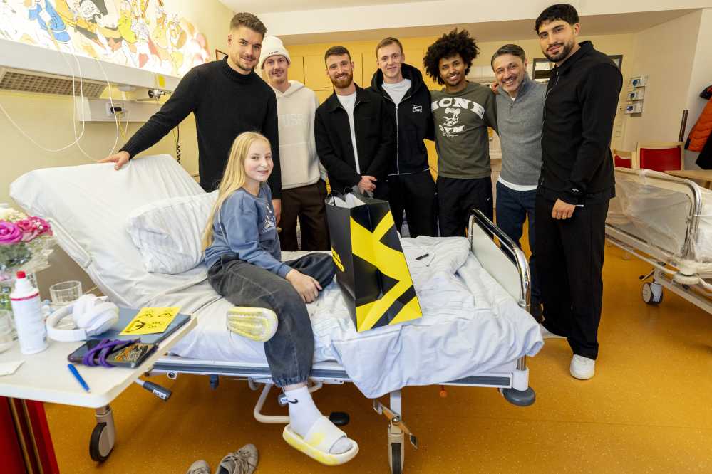 Spieler des BVB besuchen junge Patient:innen