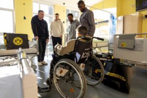 Spieler des BVB besuchen junge Patient:innen