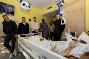 Spieler des BVB besuchen junge Patient:innen