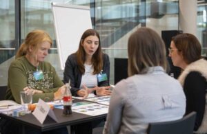 Teilnehmende im Gespräch