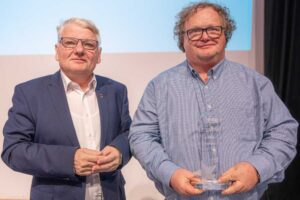 Bürgermeister und Zweiplatzierter mit Preis