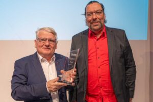 Bürgermeister und Drittplatzierter mit Preis