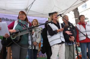 Gruppe von Frauen vor Mikrofonen