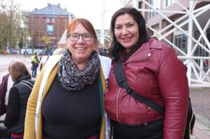 Zwei Frauen stehen auf der Rathaustreppe