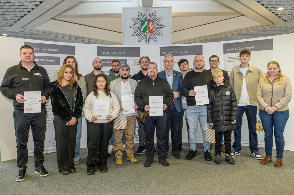 Polizeipr-sident-Gregor-Lange-zeichnet-mutige-Mitb-rger-innen-aus-110-Die-Nummer-der-Zivilcourage-Die-Polizei-ehrt-erneut-couragierte-Dortmunder-innen