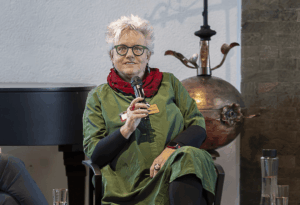 Prof. Dr. Christine Graebsch auf dem Podium.