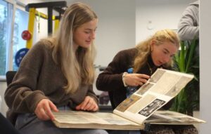 Zwei Frauen blättern durch ein Album