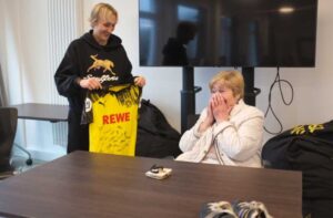 Zwei Frauen und ein Fußballtrikot